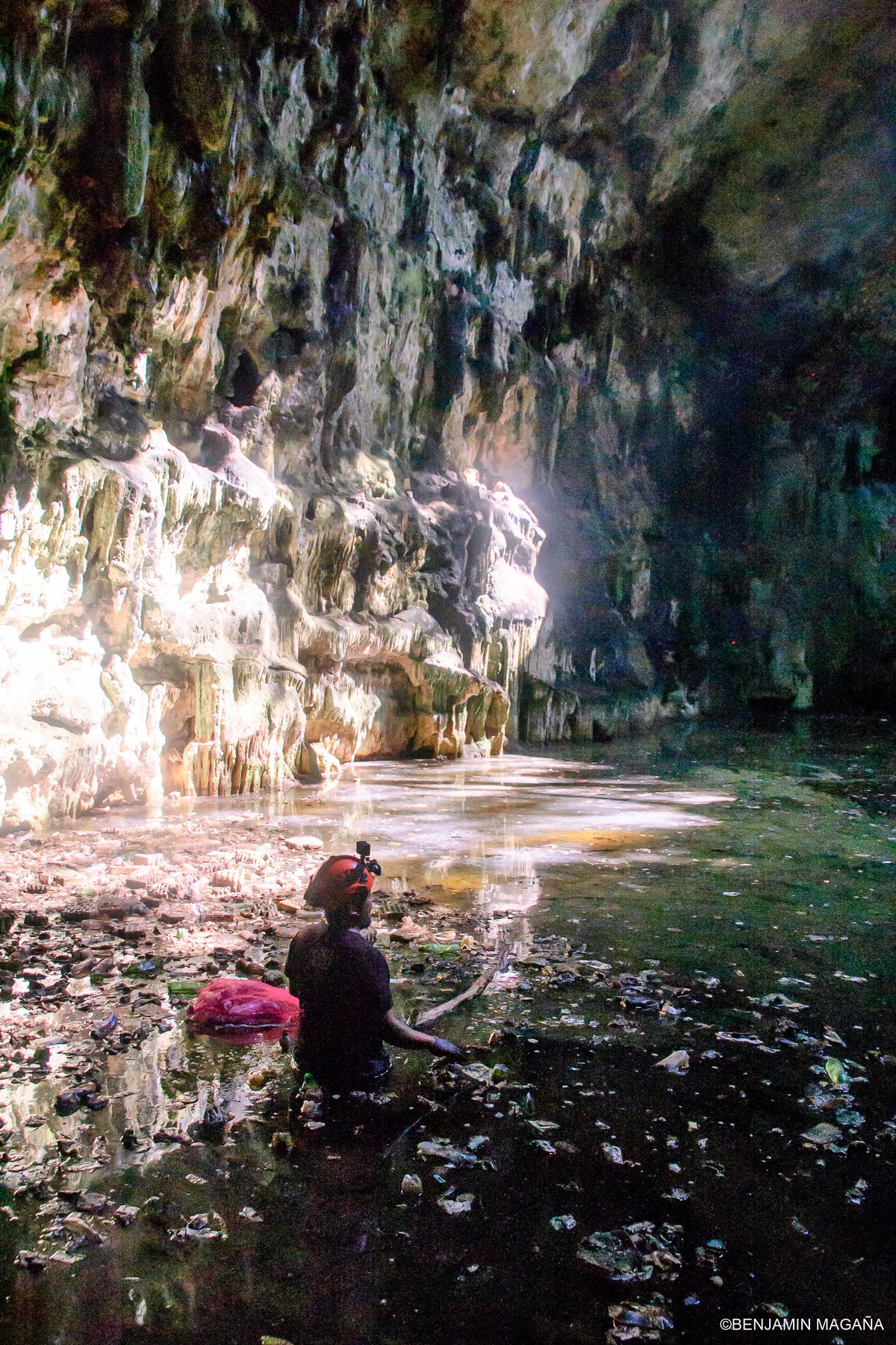 Vista del interior de un cenote durante labores ambientales